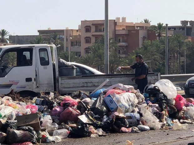 بالصور القمامة تُغطي شوارع مدينة طرابلس وشركة الخدمات العامة تُناشد المواطنين بالحفاظ على