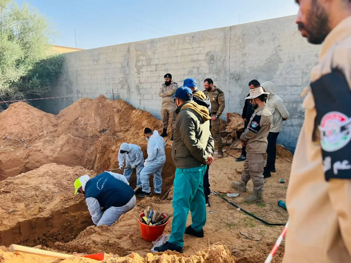 صور.. استخراج جثتين من مقبرة جماعية جديدة